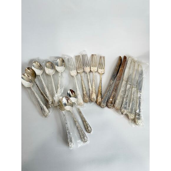 19 Piece Silverplate William Rogers & Son Flatware Set New Vintage Some Wrapped - Picture 6 of 6